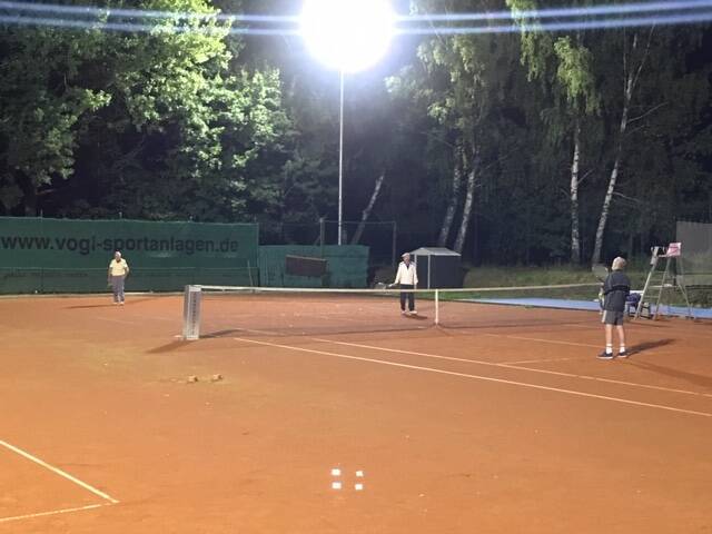 Tennisplatz mit Flutlicht – Tennisclub Chemnitz-Altendorf